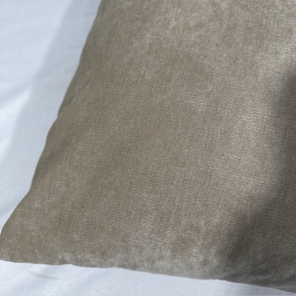 NEW $88 Siscovers Padma Decorative Pillow [ 16"‎ x 16" ] in Parchment - Picture 3 of 10